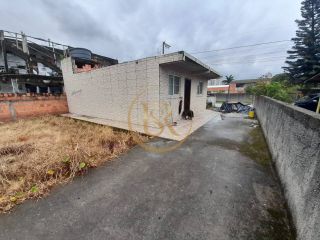 Casa sozinha no terreno