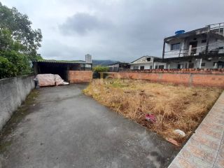 Casa sozinha no terreno