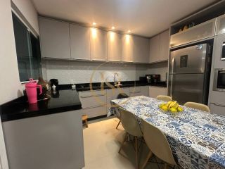 Aconchegante e bem localizado sobrado geminado a venda na praia de Balneário Perequê, em Porto Belo!