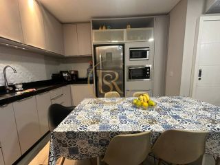 Aconchegante e bem localizado sobrado geminado a venda na praia de Balneário Perequê, em Porto Belo!