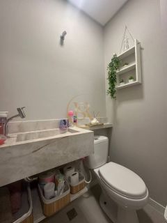 Aconchegante e bem localizado sobrado geminado a venda na praia de Balneário Perequê, em Porto Belo!