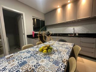 Aconchegante e bem localizado sobrado geminado a venda na praia de Balneário Perequê, em Porto Belo!