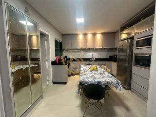 Aconchegante e bem localizado sobrado geminado a venda na praia de Balneário Perequê, em Porto Belo!