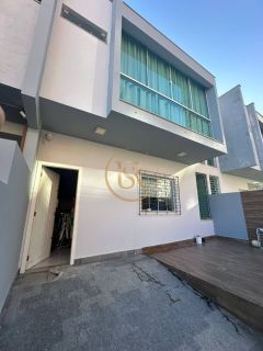 Aconchegante e bem localizado sobrado geminado a venda na praia de Balneário Perequê, em Porto Belo!