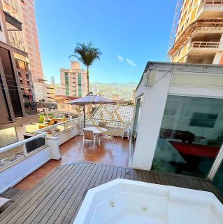 Casa Para Temporada com 05 quartos 04 suítes no bairro Perequê em Porto Belo