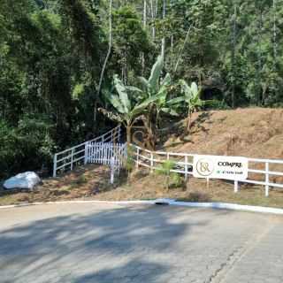 Terrenos urbanos e rurais.