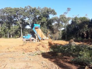 Terrenos urbanos e rurais.