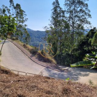 Terrenos urbanos e rurais.