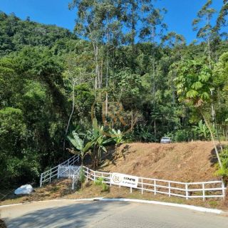 Terrenos urbanos e rurais.