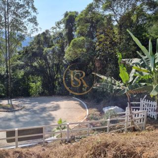 Terrenos urbanos e rurais.