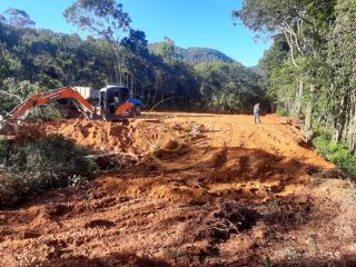 Terrenos urbanos e rurais.