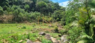 Terrenos urbanos e rurais.