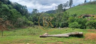 Terrenos urbanos e rurais.