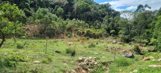 Terrenos urbanos e rurais.