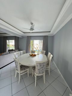 Apartamento próximo ao mar disponível para temporada na Meia Praia