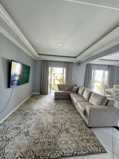 Apartamento próximo ao mar disponível para temporada na Meia Praia