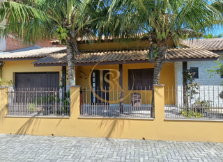 Casa Para Alugar com 3 quartos 1 suítes no bairro Balneário perequê em Porto Belo