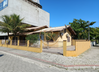 Casa Para Alugar com 3 quartos 1 suítes no bairro Balneário perequê em Porto Belo