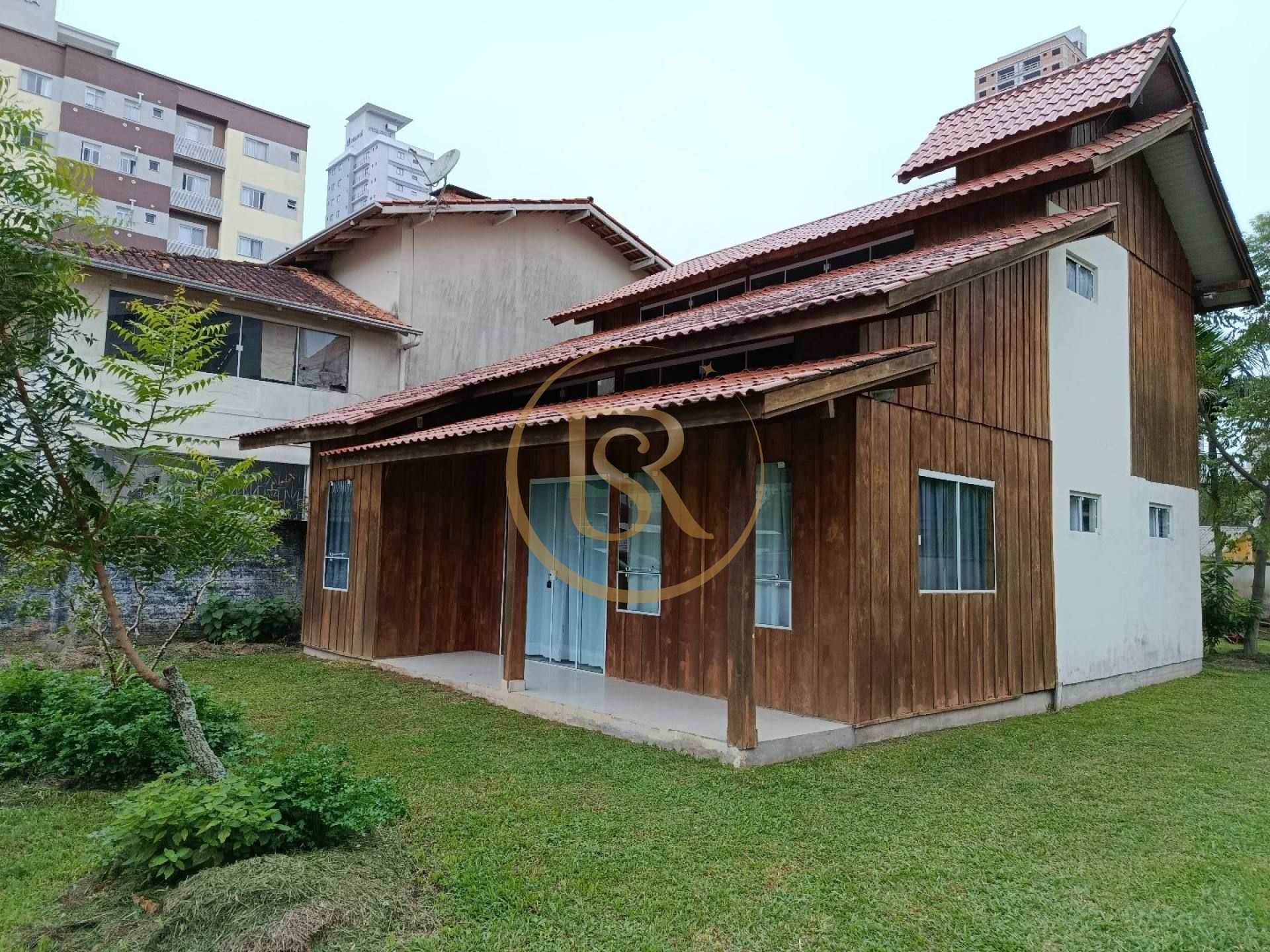 Casa Para Alugar com 3 quartos no bairro Meia Praia em Itapema