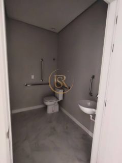 Sala de esquina na Av Nereu Ramos / Meia Praia - SC!
