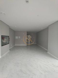 Sala de esquina na Av Nereu Ramos / Meia Praia - SC!