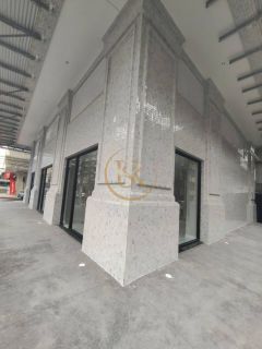 Sala de esquina na Av Nereu Ramos / Meia Praia - SC!