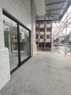Sala de esquina na Av Nereu Ramos / Meia Praia - SC!