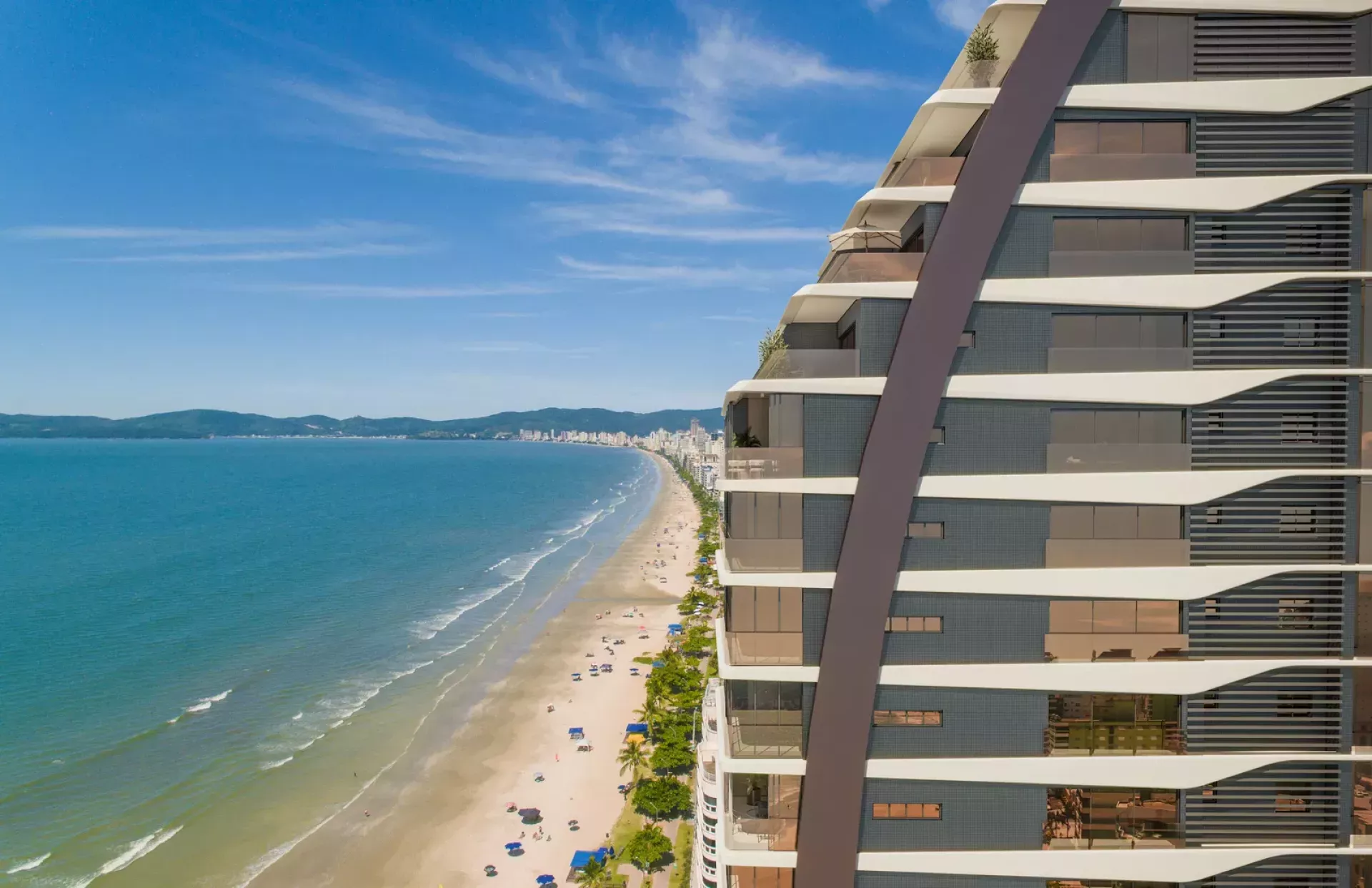 Apartamento Frente Mar com 4 suítes na Meia Praia em Itapema