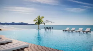 Apartamento Frente Mar com 4 suítes na Meia Praia em Itapema