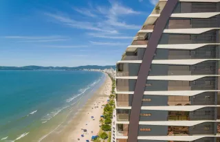 Apartamento Frente Mar com 4 suítes na Meia Praia em Itapema