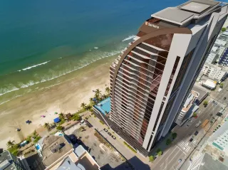 Apartamento Frente Mar com 4 suítes na Meia Praia em Itapema