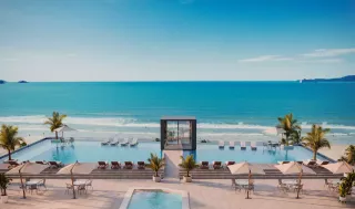 Apartamento Frente Mar com 4 suítes na Meia Praia em Itapema