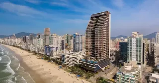 Apartamento Frente Mar com 4 suítes na Meia Praia em Itapema