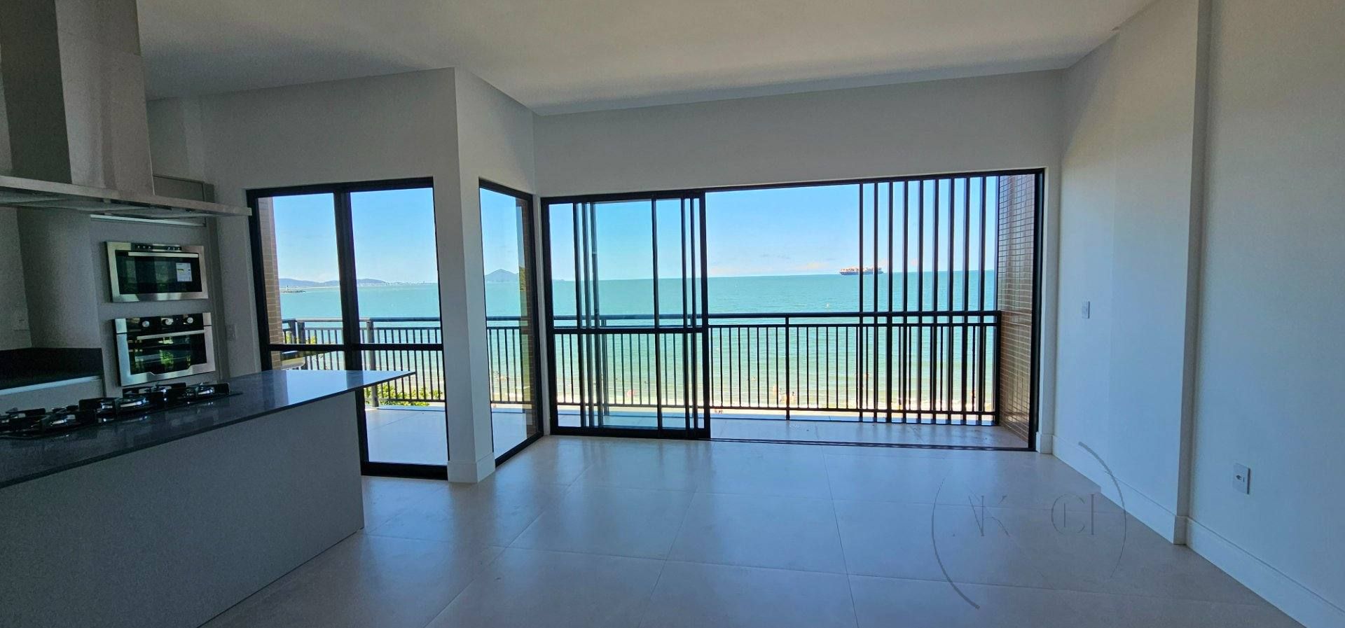 Apto NOVO semi mobiliado FRENTE MAR em Cabeçudas