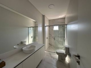 Apto NOVO semi mobiliado FRENTE MAR em Cabeçudas