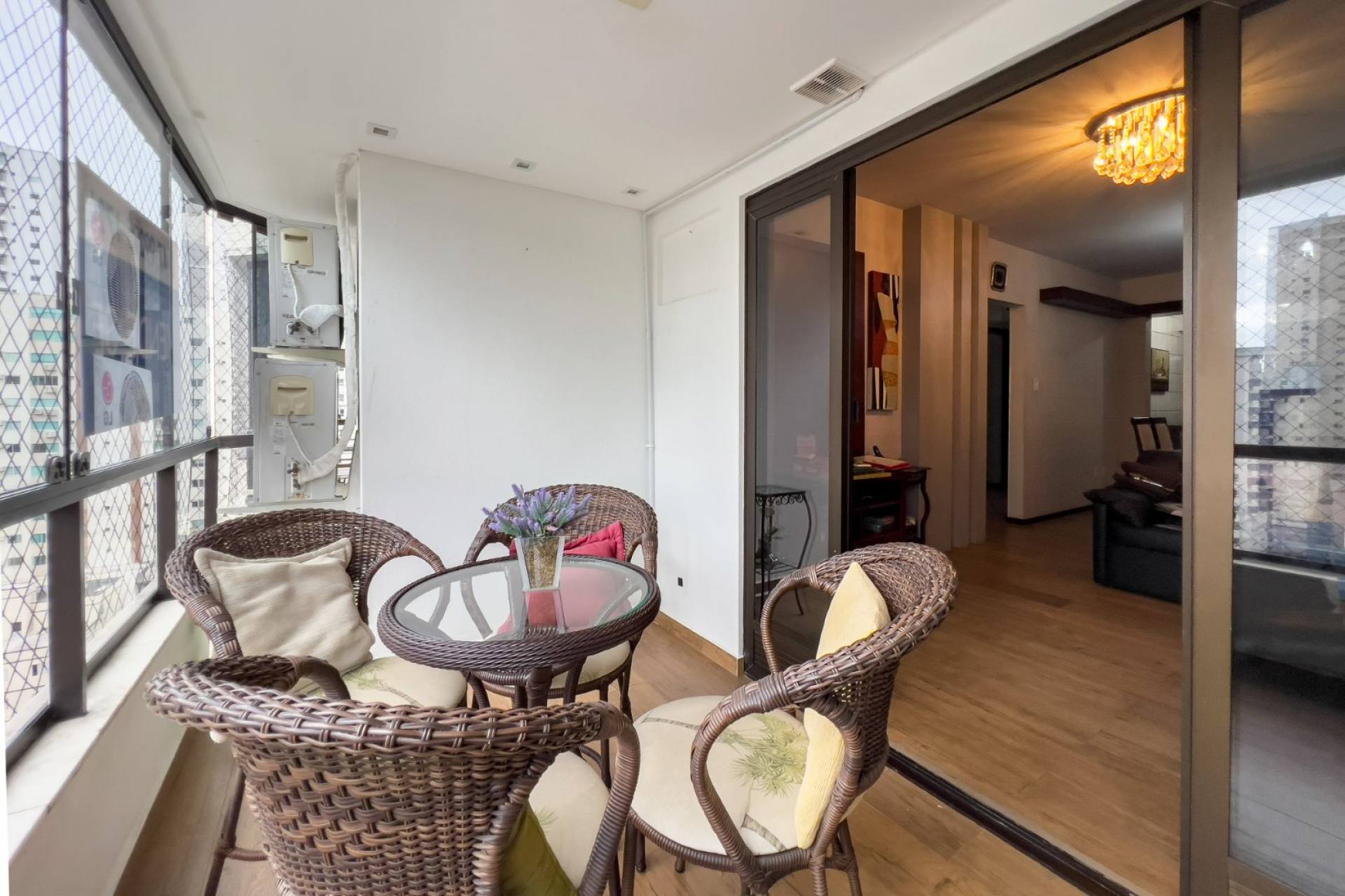 Apto bem localizado no Centro de Balneário Camboriu