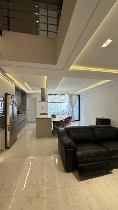 Sobrado totalmente mobiliado com piscina na Ressacada