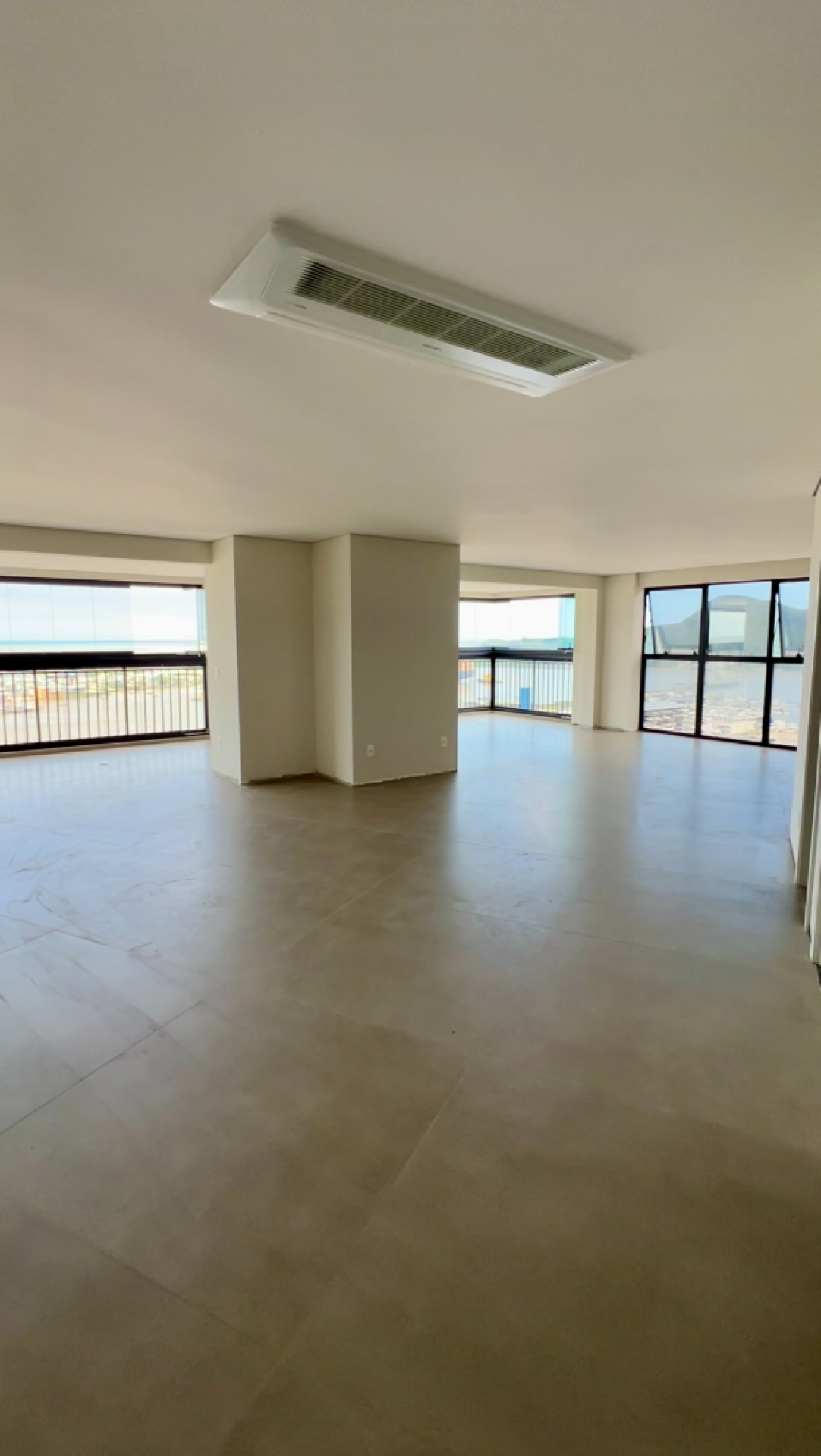 Jóia Rara no centro de  Itajaí, 4 suítes com 4 vagas