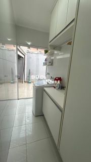 Casa de 3 Dormitórios com Suíte, Closet e Área Gourmet em Condomínio