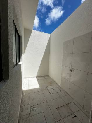 CASA GEMINADA A VENDA COM ÓTIMA LOCALIZAÇÃO