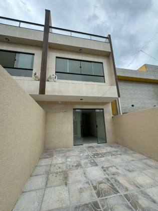 TRIPLEX A VENDA COM ÓTIMA LOCALIZAÇÃO