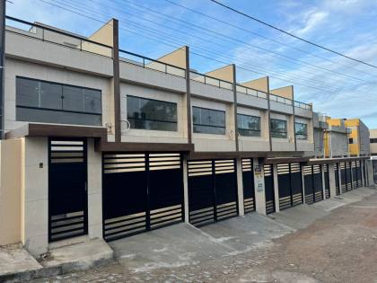 TRIPLEX A VENDA COM ÓTIMA LOCALIZAÇÃO