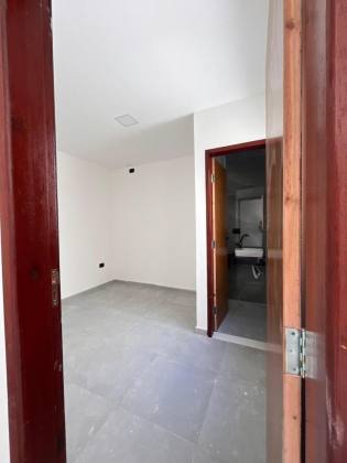 CASA TERREA A VENDA COM ÓTIMA LOCALIZAÇÃO