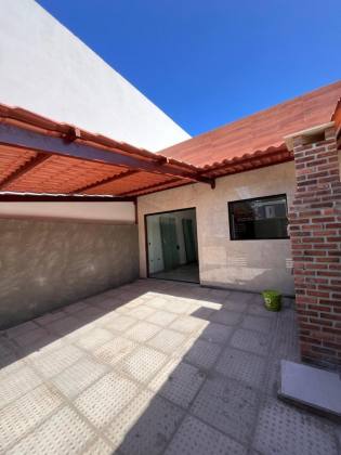 CASA TERREA A VENDA COM ÓTIMA LOCALIZAÇÃO