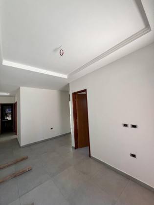 CASA TERREA A VENDA COM ÓTIMA LOCALIZAÇÃO