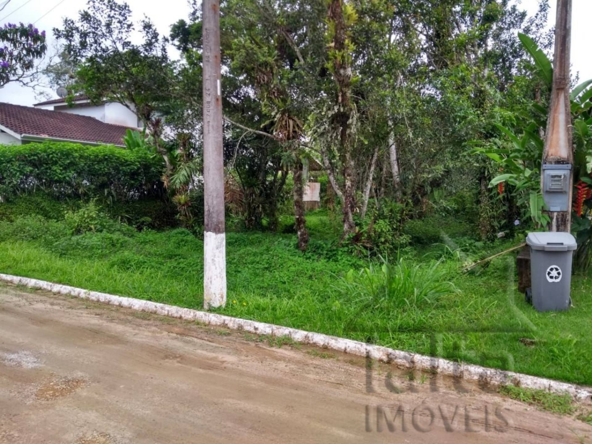 Terreno de 450m², em condomínio fechado na Praia Dura