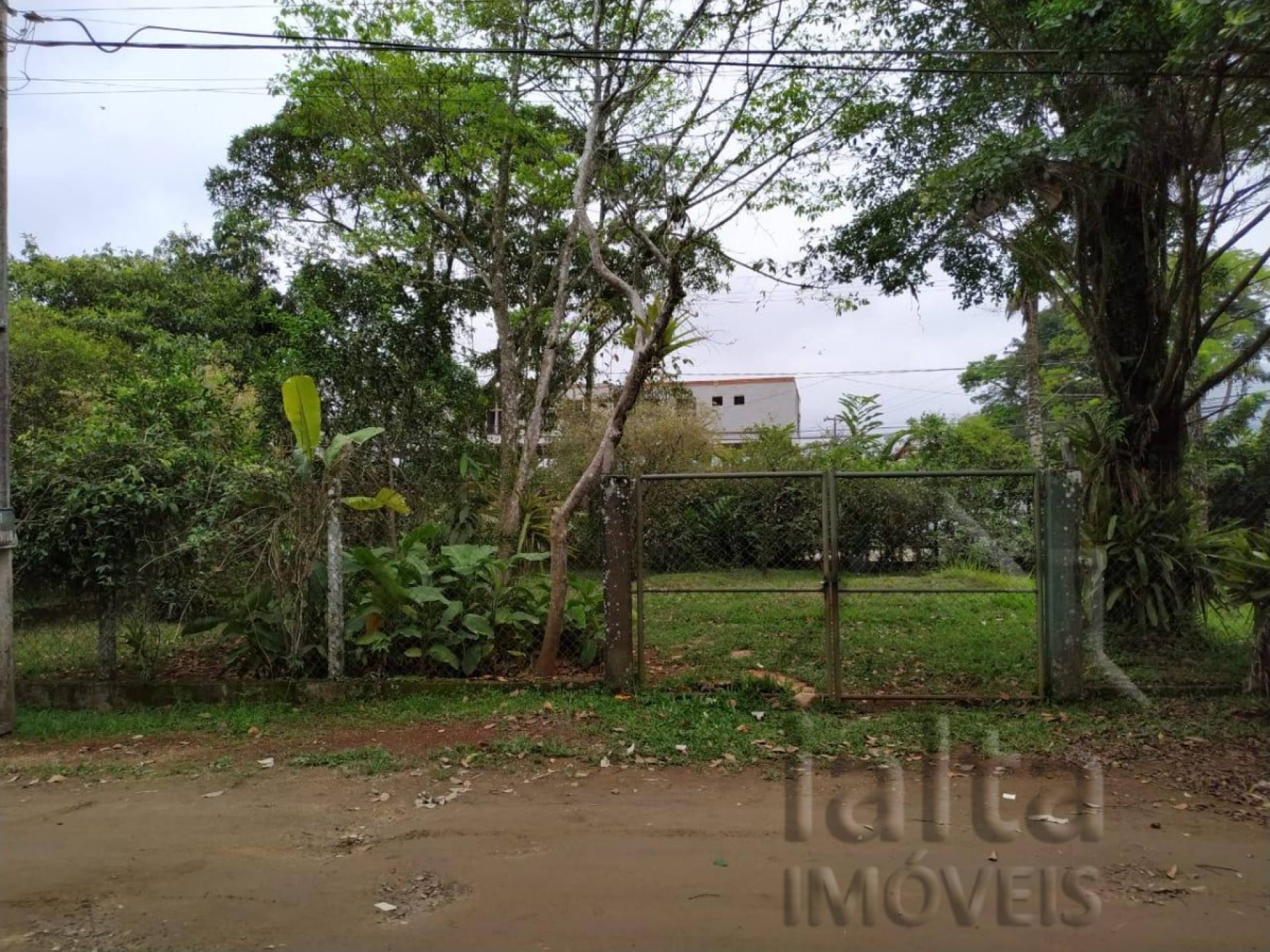 EXCELENTE LOTE NO BAIRRO DO PEREQUÊ-AÇU - PERTINHO DA PRAIA!