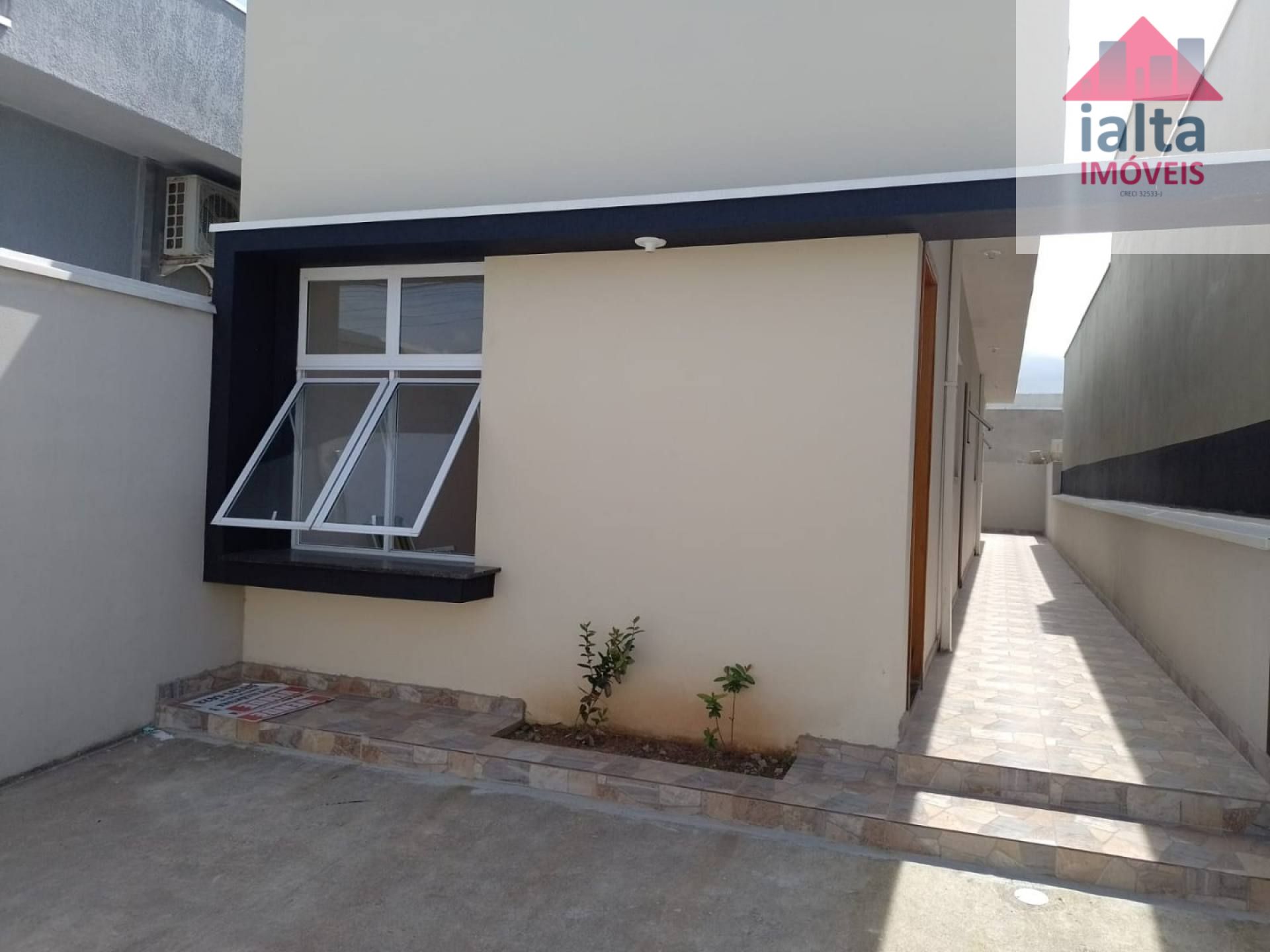 Casa Para Vender com 2 quartos 1 suítes no bairro Golfinhos em Caraguatatuba