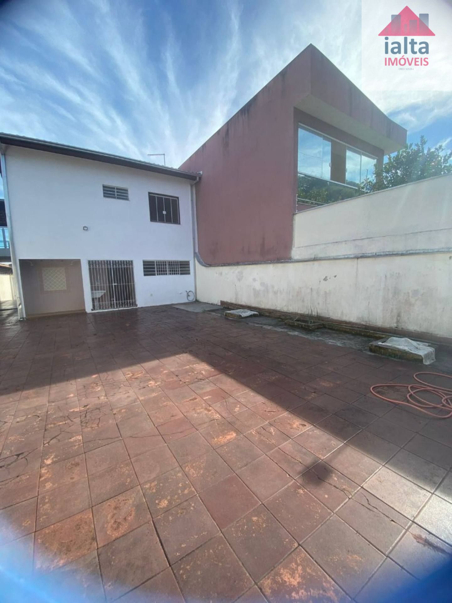 Sobrado Para Vender com 5 quartos 1 suítes no bairro Centro em Caraguatatuba