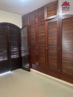 Sobrado Para Vender com 5 quartos 1 suítes no bairro Centro em Caraguatatuba
